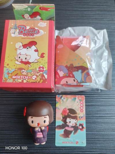 正版盲盒专场 - MOETCH×Bettie（贝蒂）转运系列盲盒 中的「座敷童子」款手办。- 品牌与系列：由萌趣（MOETCH）与贝蒂（Bettie）联名推出的「转运系列」盲盒