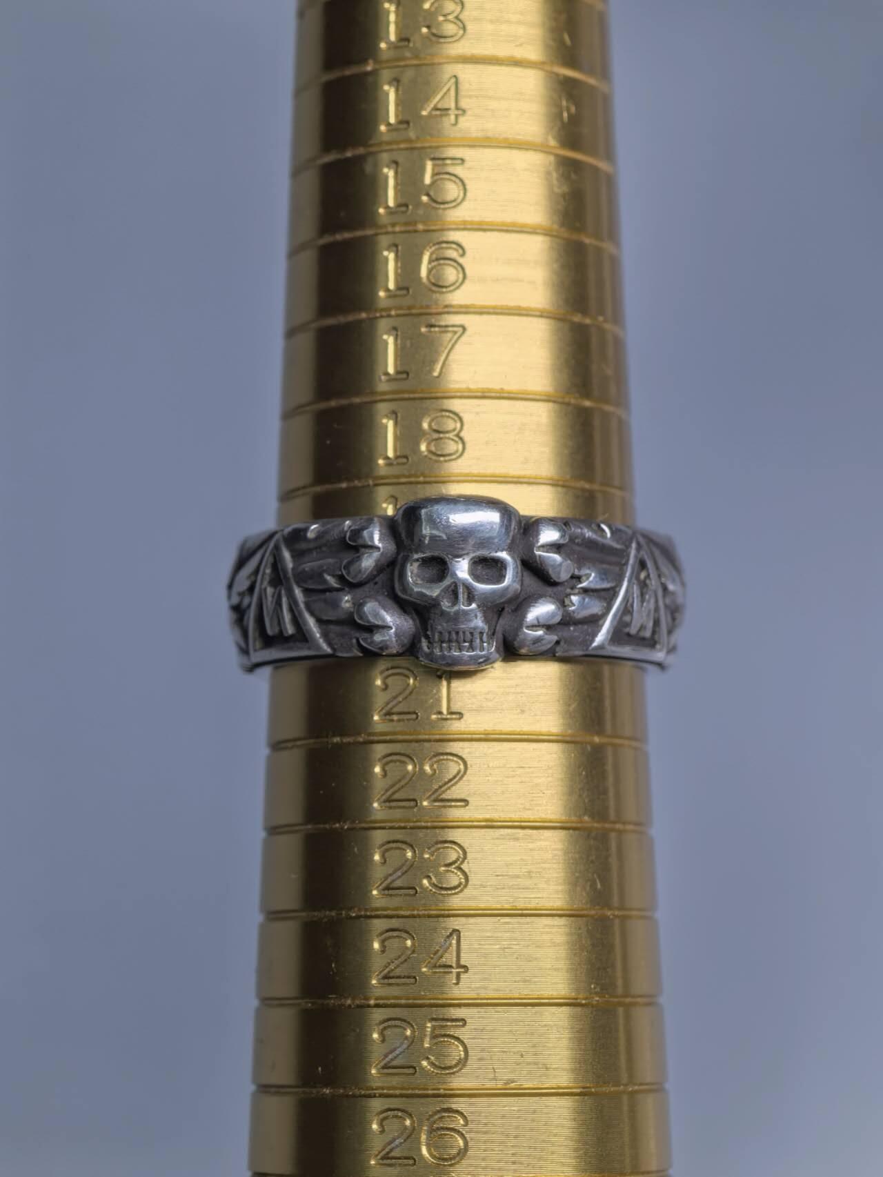 小驴勋章奖章收藏3月14日周六晚六点拍卖（珍爱和平，收藏战争，铭记历史，勿忘国耻，忠党爱国。有偿代拍，送拍规则在简介最后，参拍须阅读规则后再参拍，关系到运费包装发货时效真假辨别等关键信息，拍卖时不再发原图，看大图店主微信码在拍卖店铺介绍里） 现代工艺品 得三SS荣誉戒指，纯银材质，带现代工艺品木盒，港码20码