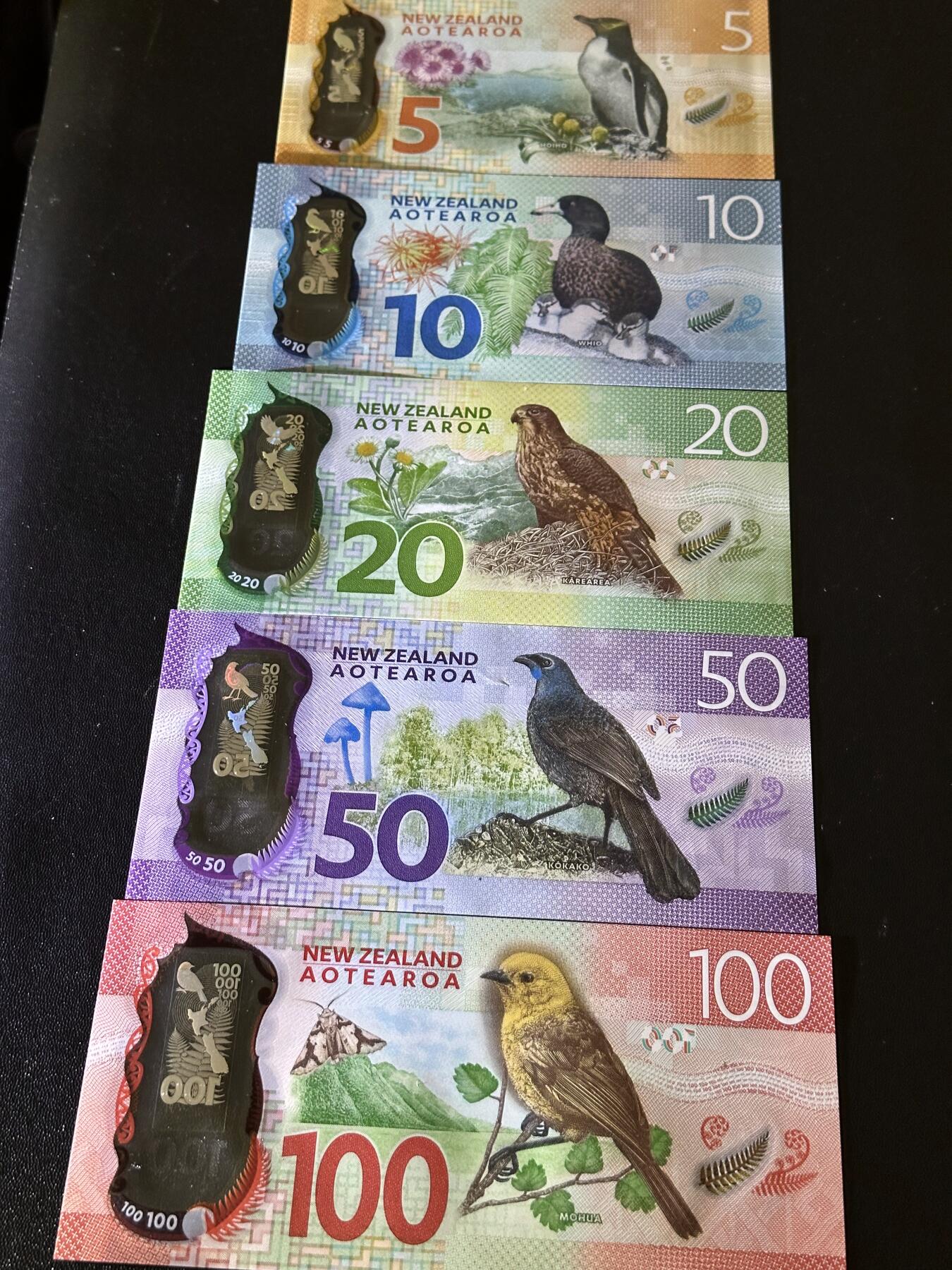 《外钞收藏家》第六百一十七期（精选场）（长期征集拍品、欢迎藏友们联系合作） 新西兰最新版塑料钞5-100元 5张一起 全新UNC