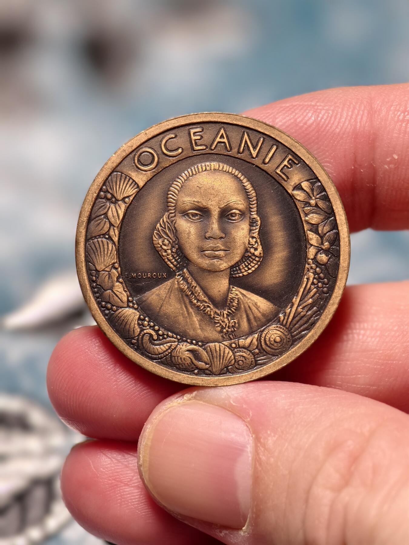 抚柳草堂-第十六期章牌钱币  奖章勋章限时免佣 满百包邮 放漏专场 1931法国巴黎国际殖民地国际博览会铜章 Anie Mouroux设计  近代法国殖民题材章牌的经典之作  大洋洲主题章背面为爪哇风格的荷兰主馆 18.4g 32mm