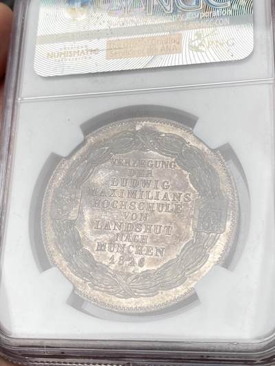 NGC MS65 1826年德国巴伐利亚路德维希一世纪念马克西米利安大学迁移大泰勒 为纪念马克西米利安大学从兰茨胡特迁至慕尼黑 路德维希一世敕令发行此枚泰勒加以纪念 双面原味厚重欧陆五彩裹身 底板类精制质感  是历史泰勒中不可多得顶级BU典藏级品质