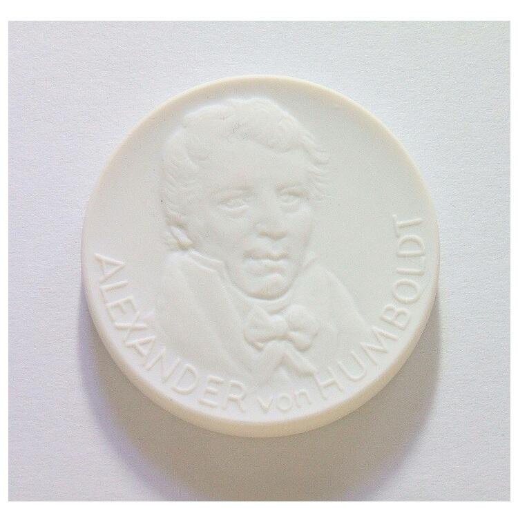 【旋风钱币】3月21日19:00准时开拍 精美欧洲币章、银币银章、第三帝国钱币等 全场包邮！ 德国大科学家亚历山大洪堡 白色高浮雕大陶章 40MM