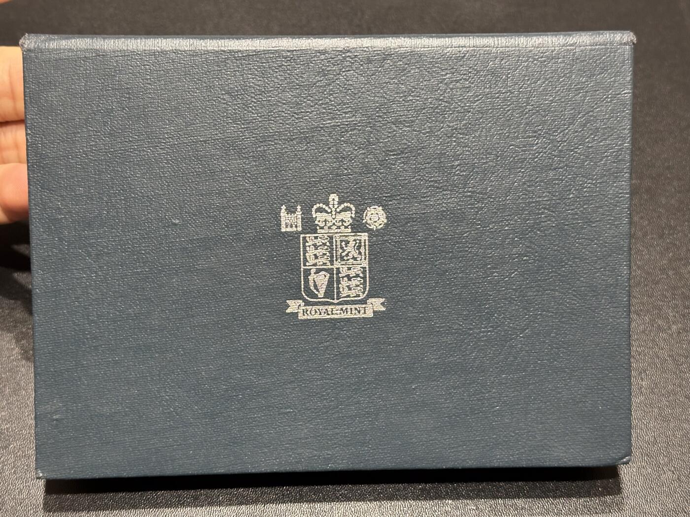 《外钞收藏家》第六百一十七期（精选场）（长期征集拍品、欢迎藏友们联系合作） 英国1999年精制硬币10枚套币1分-5镑（含5镑戴安娜王妃纪念币）