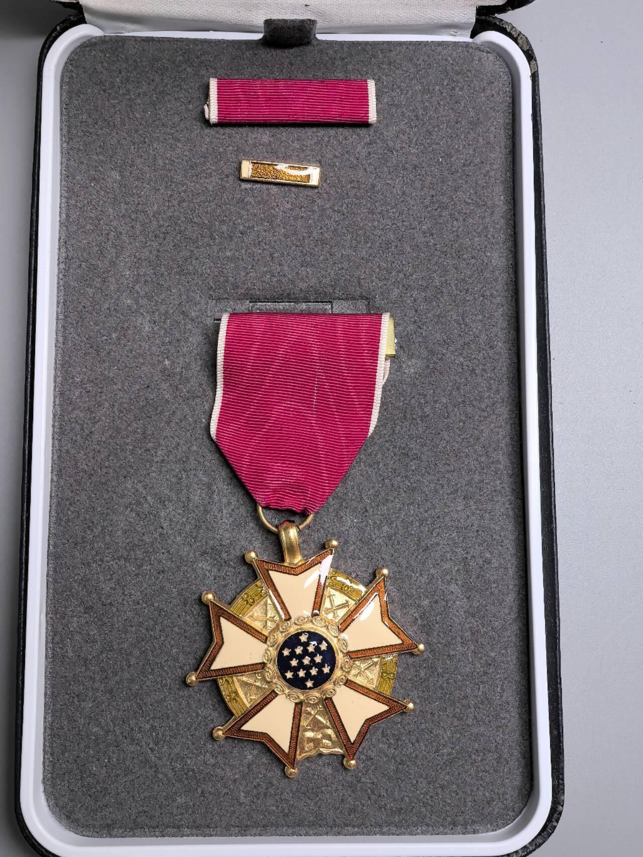 小驴勋章奖章收藏3月14日周六晚六点拍卖（珍爱和平，收藏战争，铭记历史，勿忘国耻，忠党爱国。有偿代拍，送拍规则在简介最后，参拍须阅读规则后再参拍，关系到运费包装发货时效真假辨别等关键信息，拍卖时不再发原图，看大图店主微信码在拍卖店铺介绍里） 美国荣誉军团勋章带盒带略带珐琅略带外包装，库存品相，皮盒人造革老化运输途中会有脱落介意勿拍