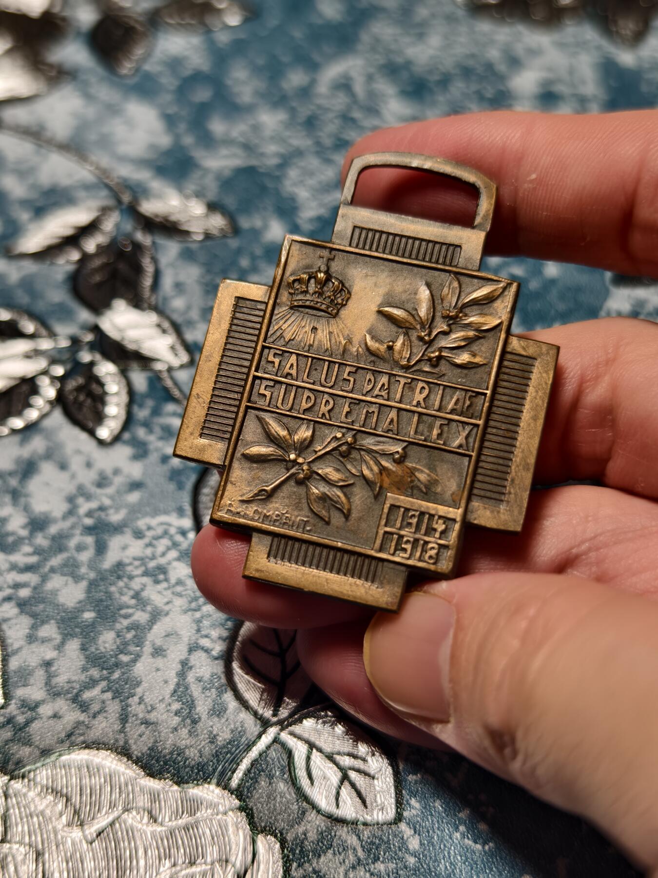 抚柳草堂-第十六期章牌钱币  奖章勋章限时免佣 满百包邮 放漏专场 1914-1918比利时一战炮火十字奖章  非常有设计感的一枚奖章- 中央为废弃战场浮雕：比利时阿德里安头盔压在刺刀上，背景是75毫米榴弹炮、破云而出的太阳与山峦 