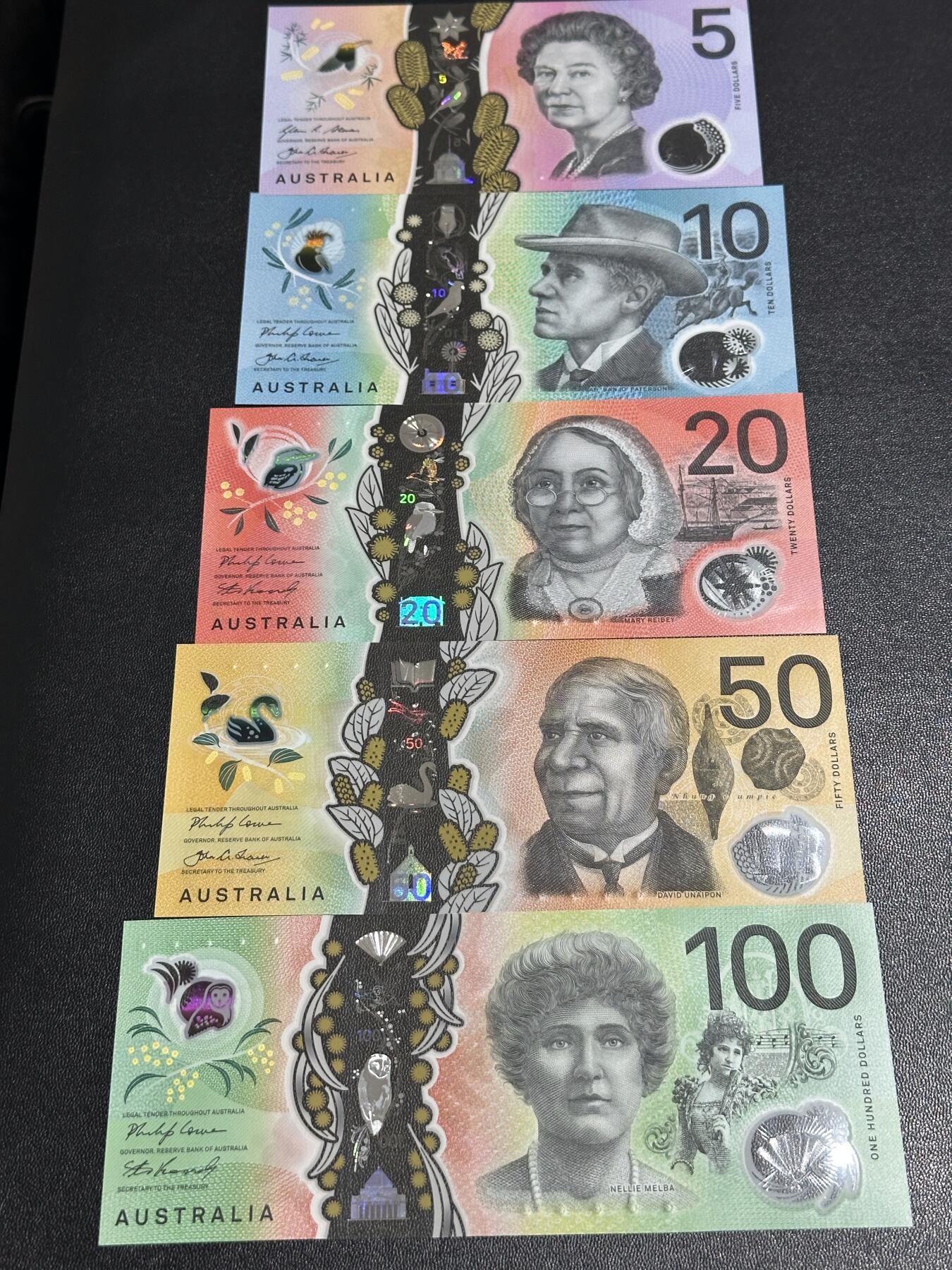 《外钞收藏家》第六百一十七期（精选场）（长期征集拍品、欢迎藏友们联系合作） 澳大利亚塑料钞5-100元 5张一起 全新UNC 全部是AA冠