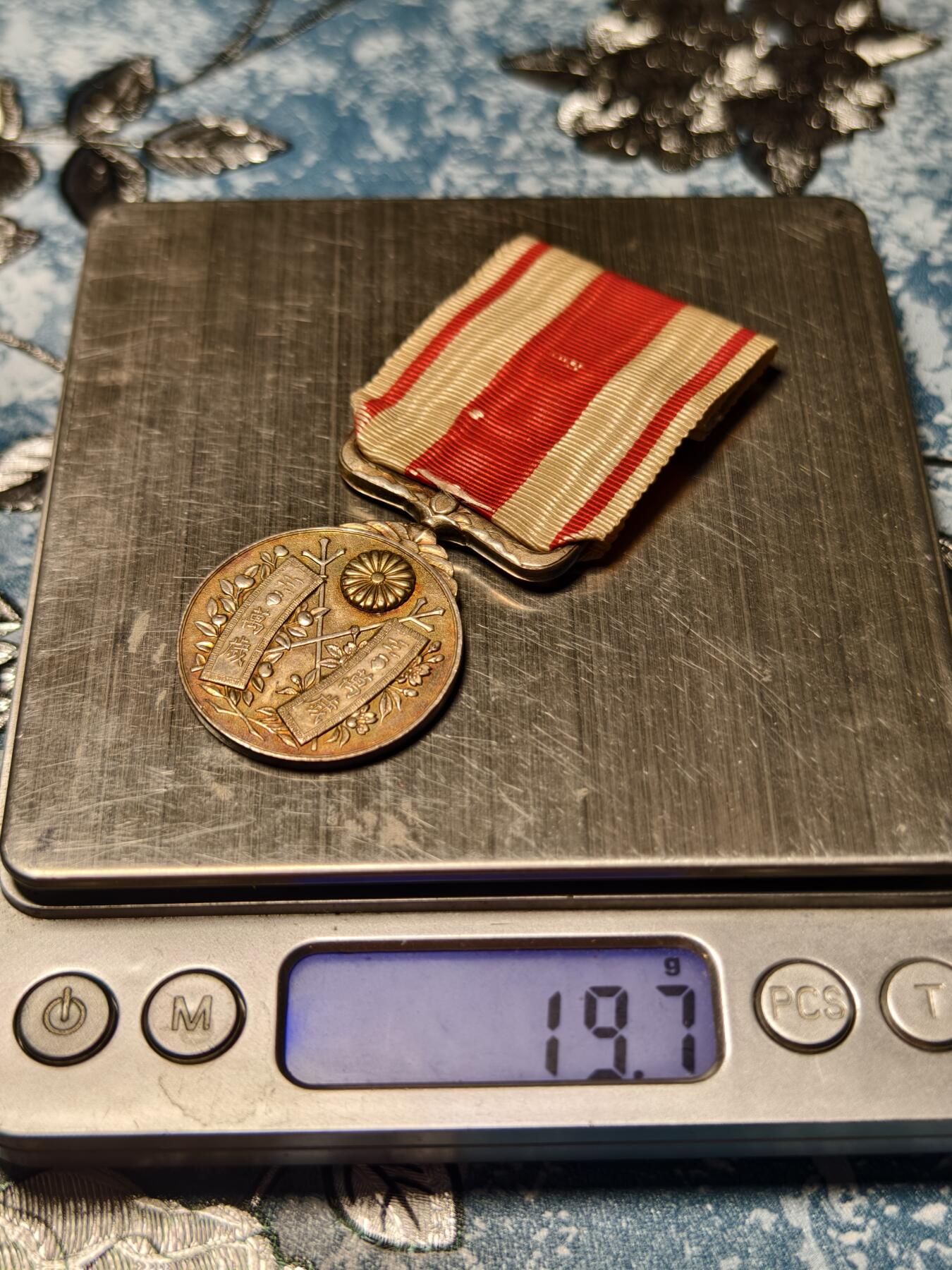 抚柳草堂-第十六期章牌钱币  奖章勋章限时免佣 满百包邮 放漏专场 1915大正大礼纪念章 银质菊纹镀金 重19.7g 金彩包浆非常漂亮 历史原品