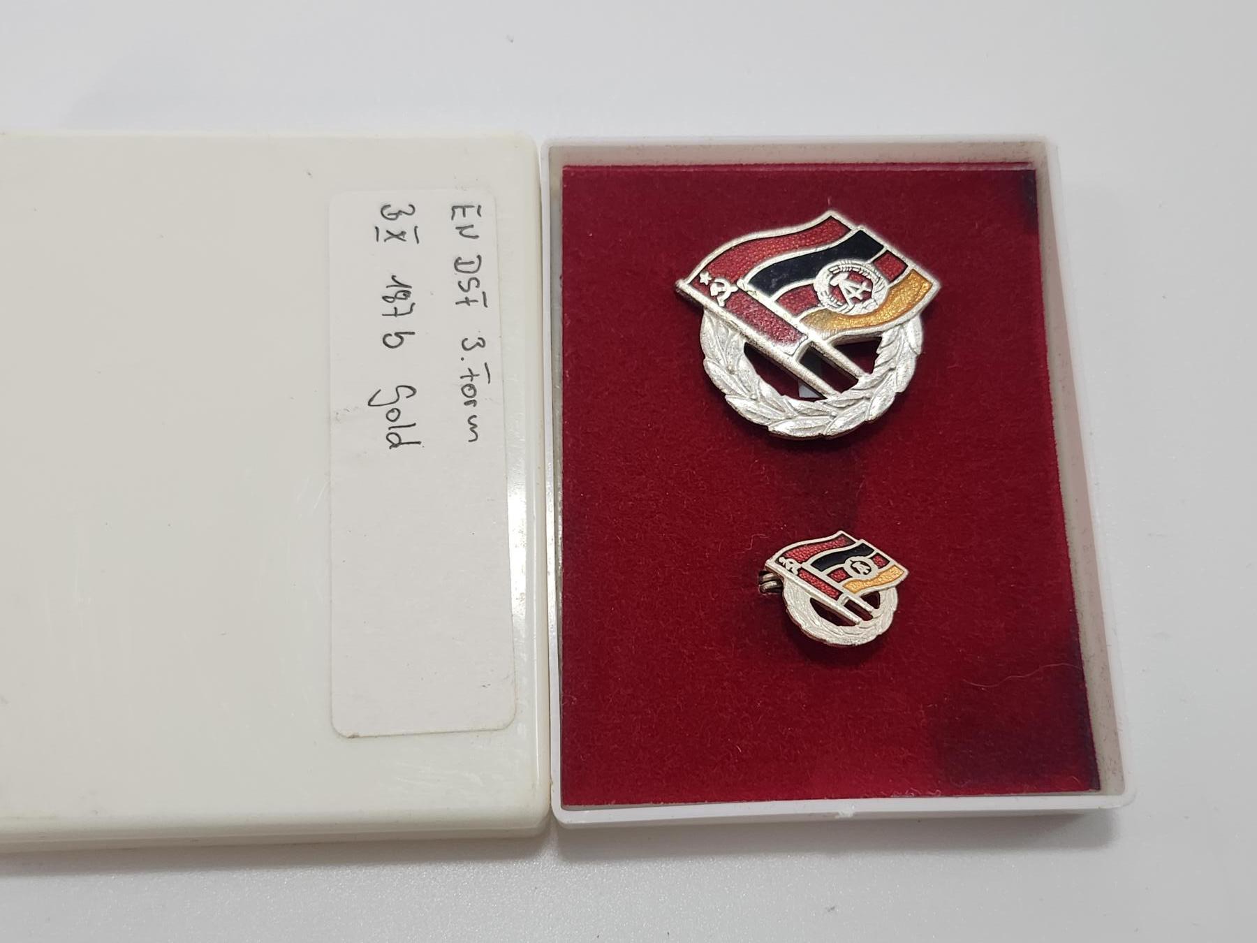 南水社第3次拍卖 春季专场 民主德国银级苏德友好协会证章一组 品相完好带盒