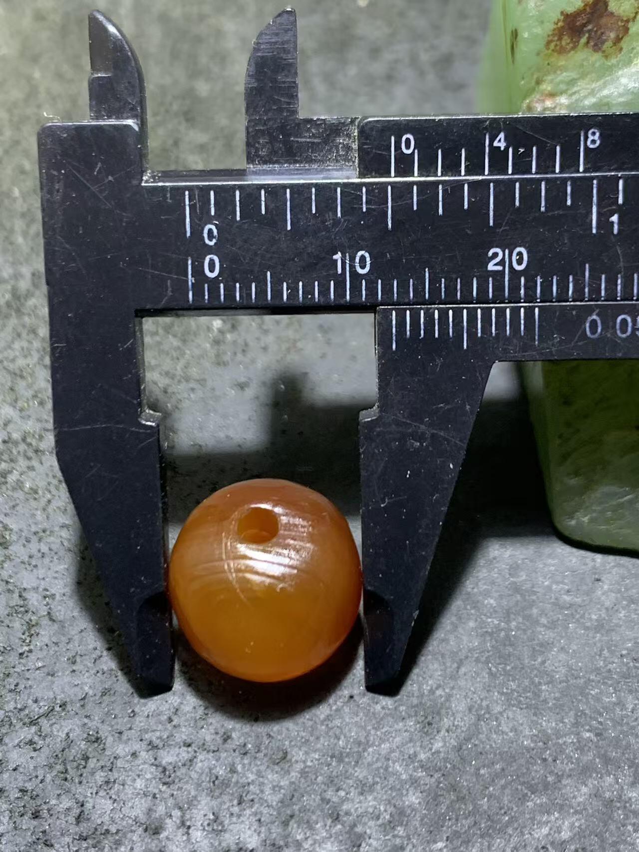 高玉化风化纹酒红玛瑙随形桶珠一颗，