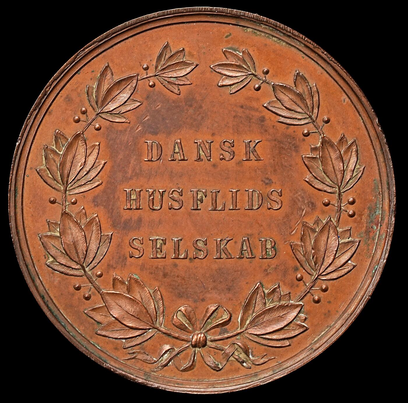 修遠堂世界钱币第107期 19世纪丹麦家政协会（Dansk Husflids Selskab）铜质奖章章，盒子有破损，41.60mm，33.97g