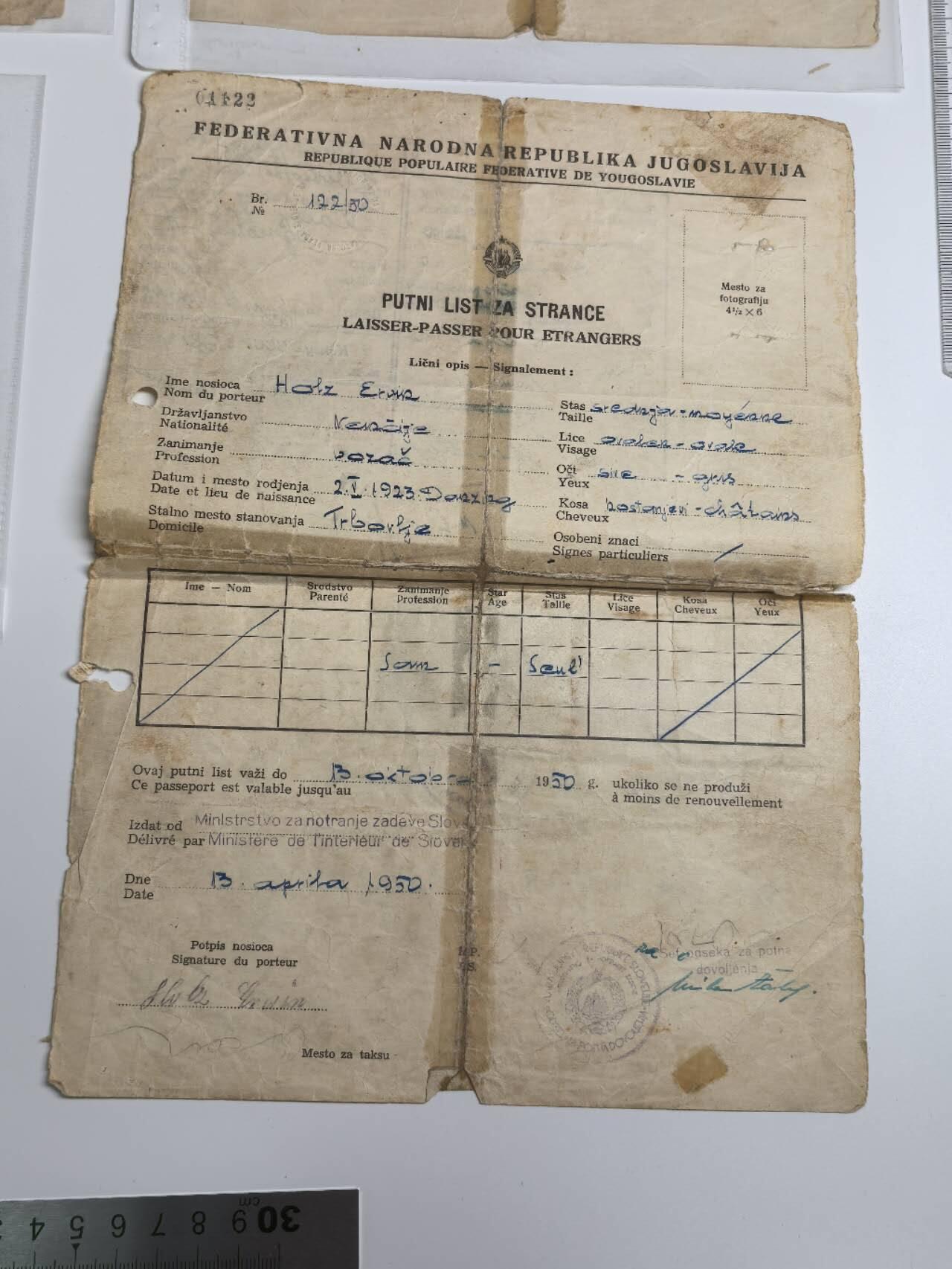 小驴勋章奖章收藏3月14日周六晚六点拍卖（珍爱和平，收藏战争，铭记历史，勿忘国耻，忠党爱国。有偿代拍，送拍规则在简介最后，参拍须阅读规则后再参拍，关系到运费包装发货时效真假辨别等关键信息，拍卖时不再发原图，看大图店主微信码在拍卖店铺介绍里） 战俘营释放证明，通行证等一组证件（送拍方表示为突破封锁奖章相关我机翻没翻译太明白）