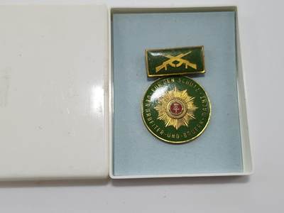 南水社第3次拍卖 春季专场 - 东德工人阶级战斗队荣誉证章完好带盒