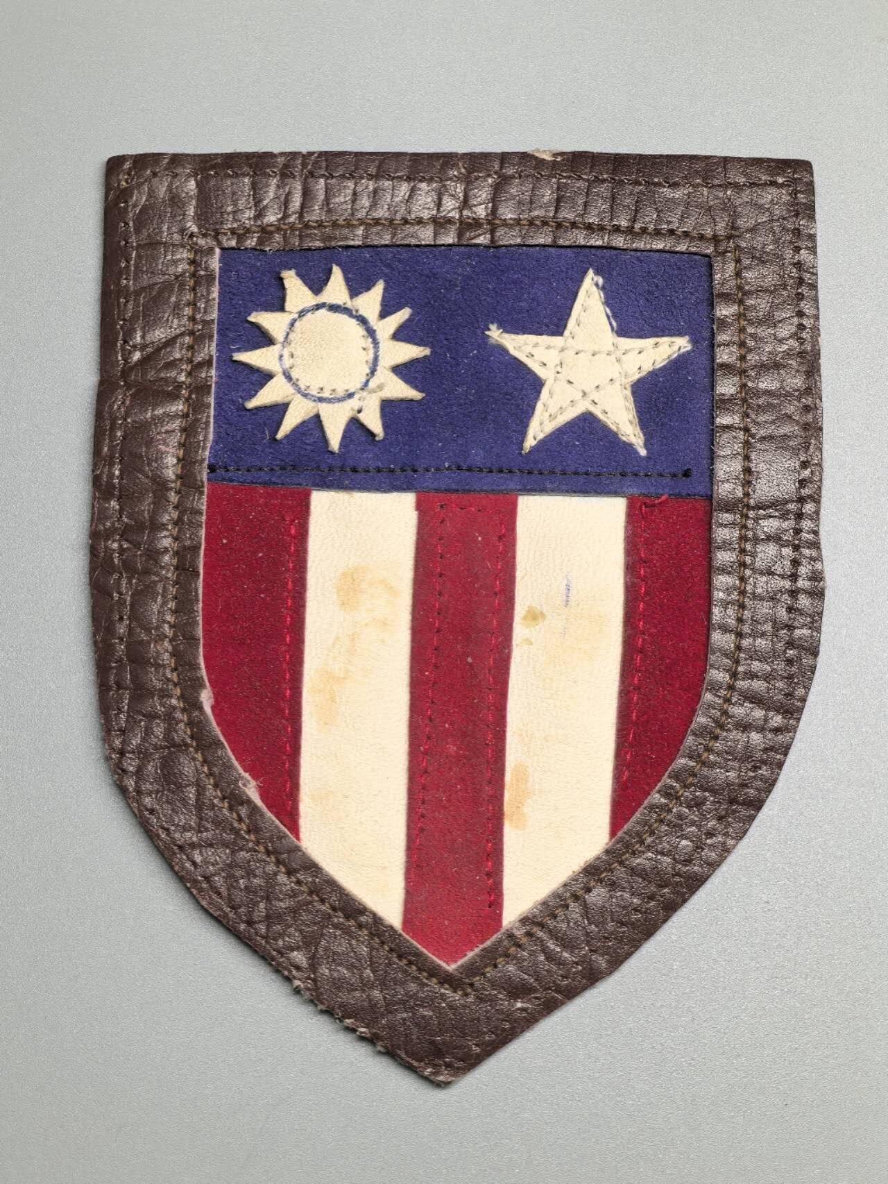 小驴勋章奖章收藏3月14日周六晚六点拍卖（珍爱和平，收藏战争，铭记历史，勿忘国耻，忠党爱国。有偿代拍，送拍规则在简介最后，参拍须阅读规则后再参拍，关系到运费包装发货时效真假辨别等关键信息，拍卖时不再发原图，看大图店主微信码在拍卖店铺介绍里） 中缅印战区CBI臂章，皮质