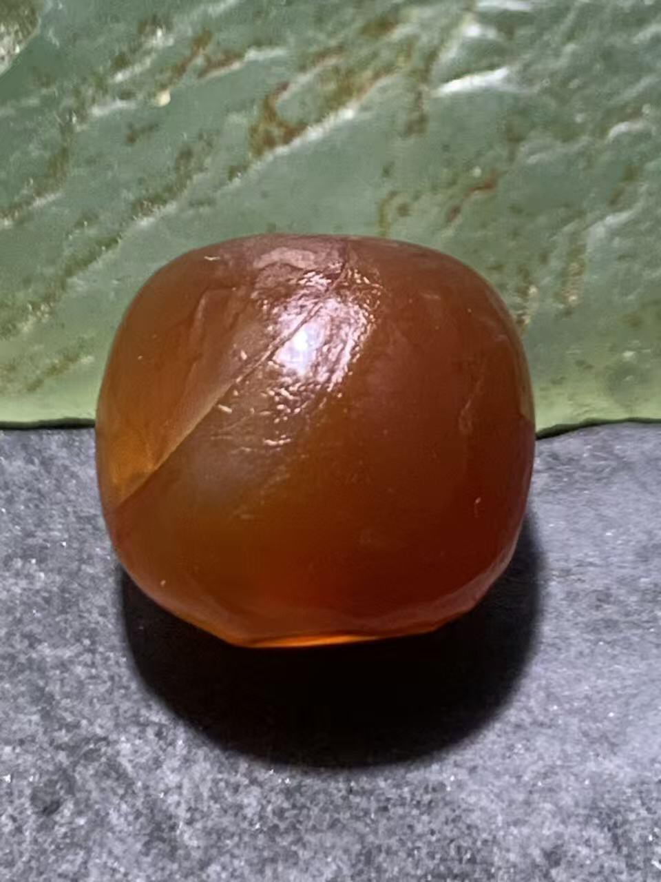 高玉化风化纹酒红玛瑙随形桶珠一颗，