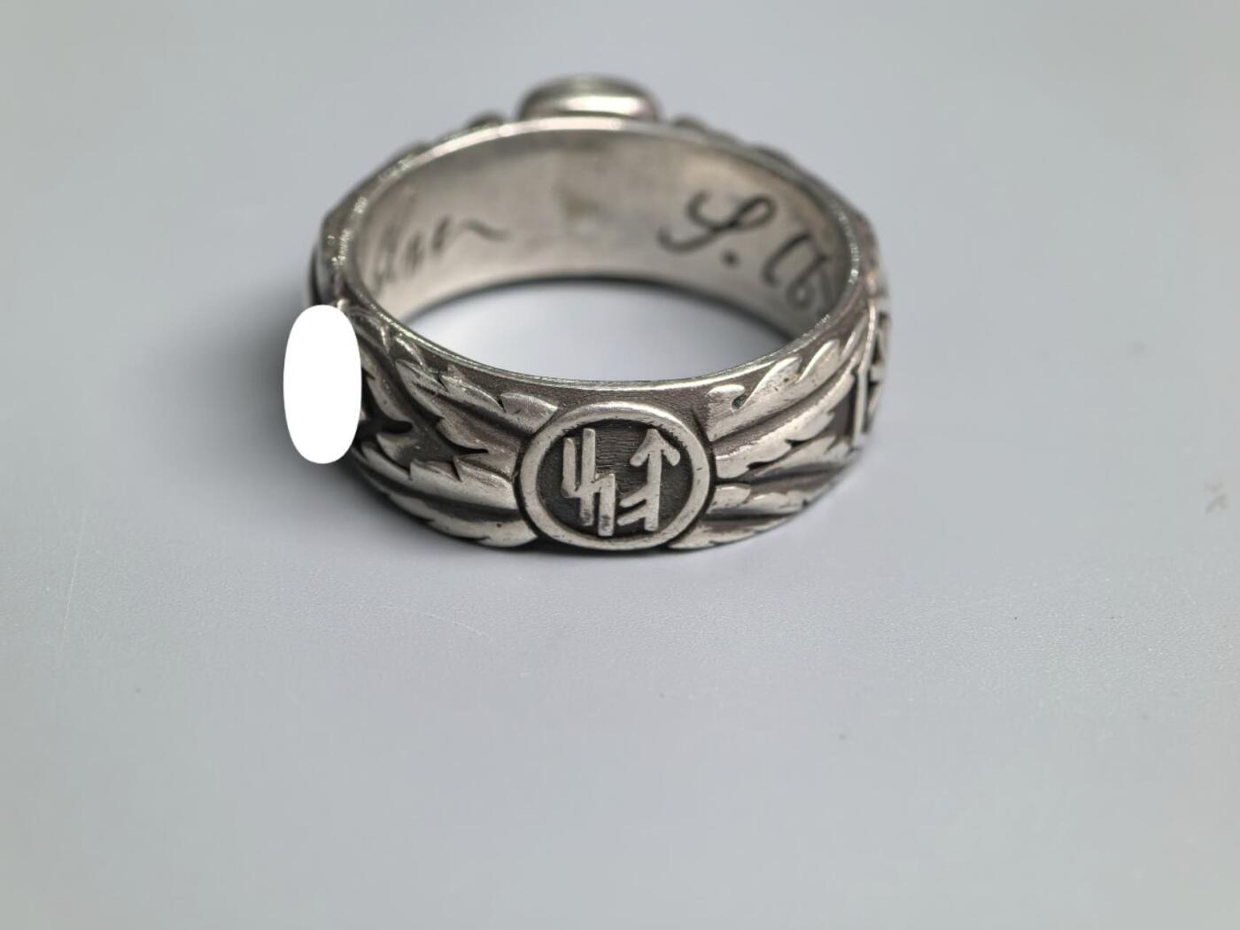 小驴勋章奖章收藏3月14日周六晚六点拍卖（珍爱和平，收藏战争，铭记历史，勿忘国耻，忠党爱国。有偿代拍，送拍规则在简介最后，参拍须阅读规则后再参拍，关系到运费包装发货时效真假辨别等关键信息，拍卖时不再发原图，看大图店主微信码在拍卖店铺介绍里） 现代工艺品 得三SS荣誉戒指，纯银材质，带现代工艺品木盒，港码20码