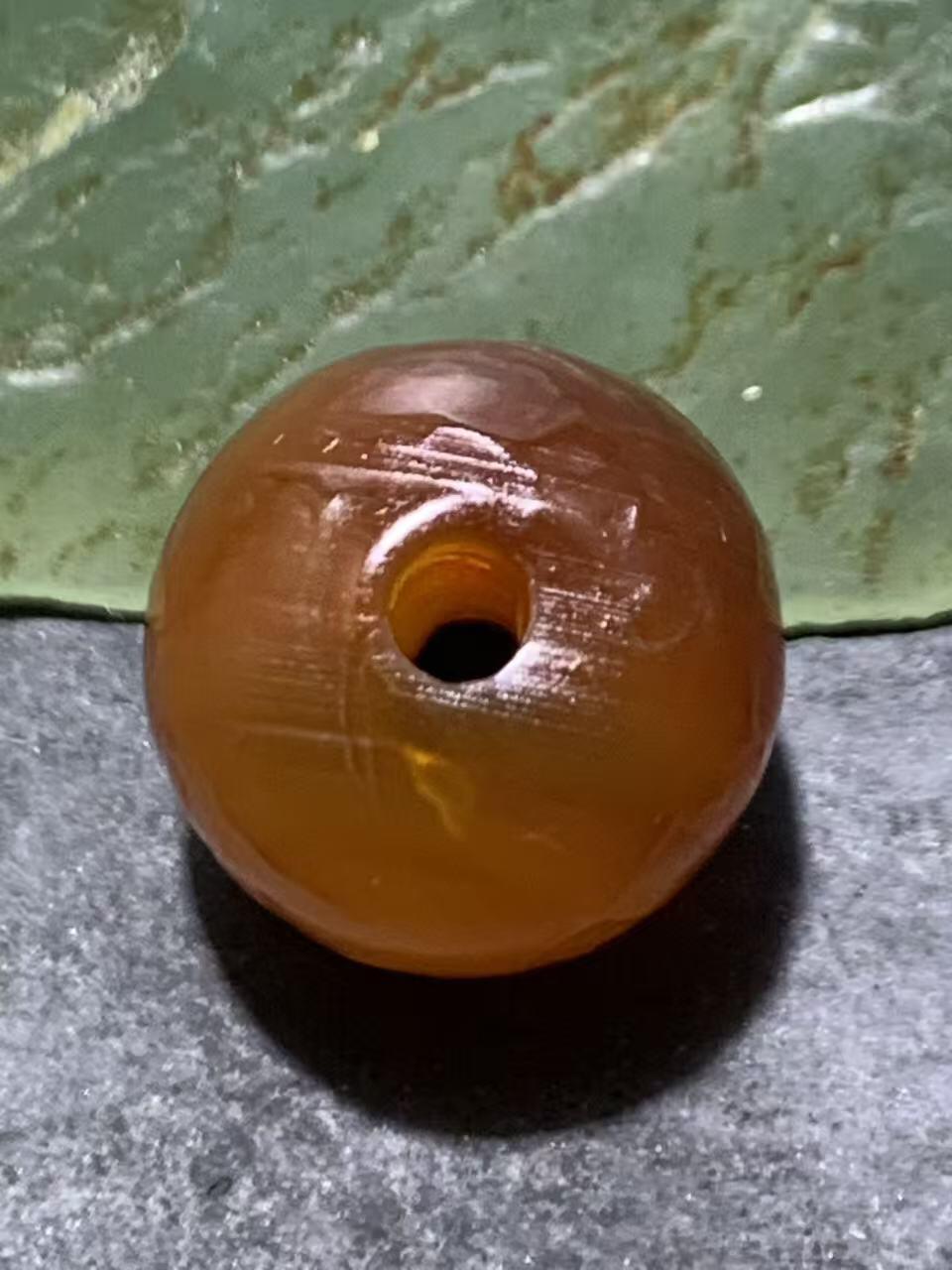 高玉化风化纹酒红玛瑙随形桶珠一颗，