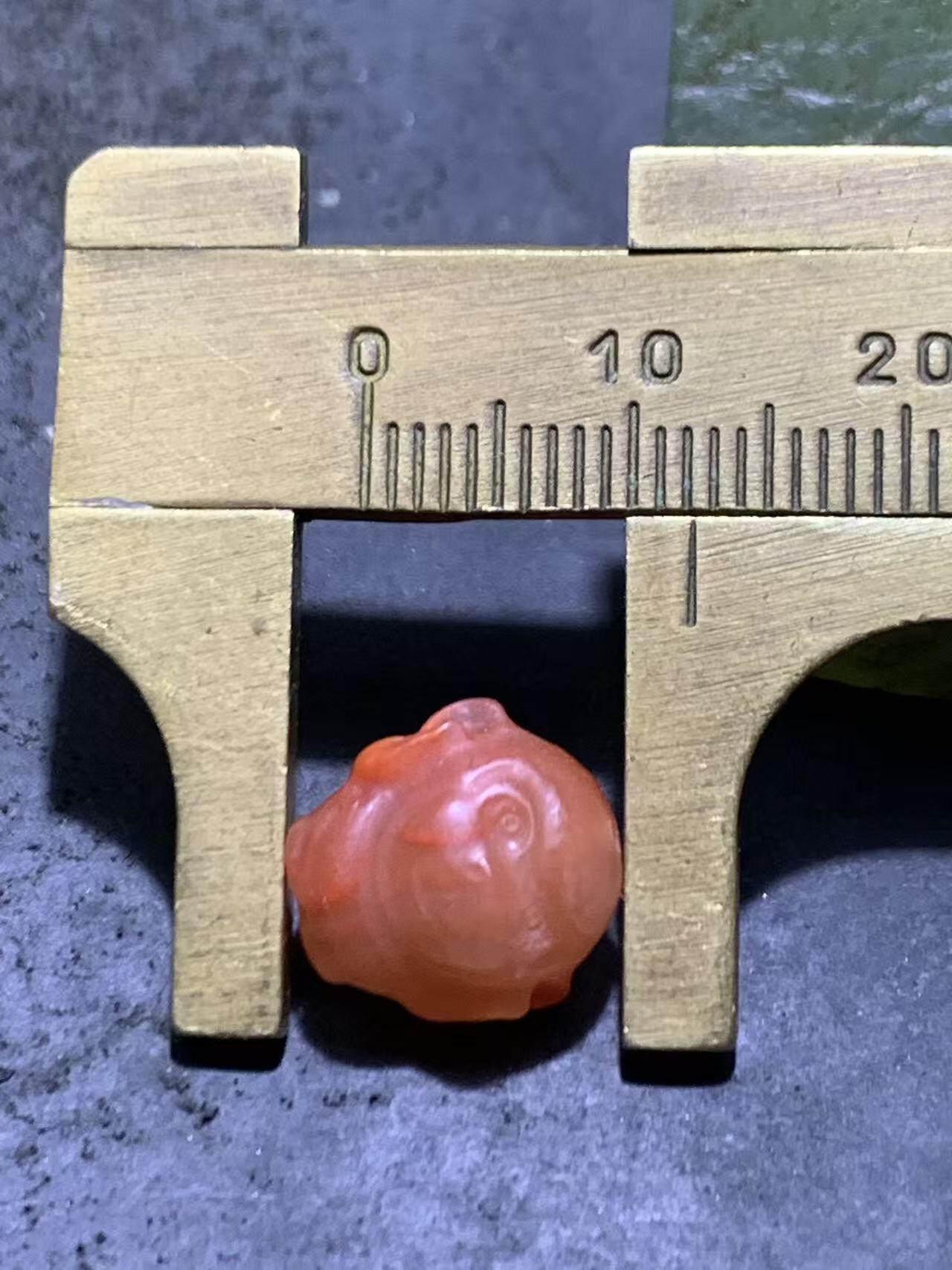 精美亚光川料南红玛瑙雕刻不听猴珠子一个，