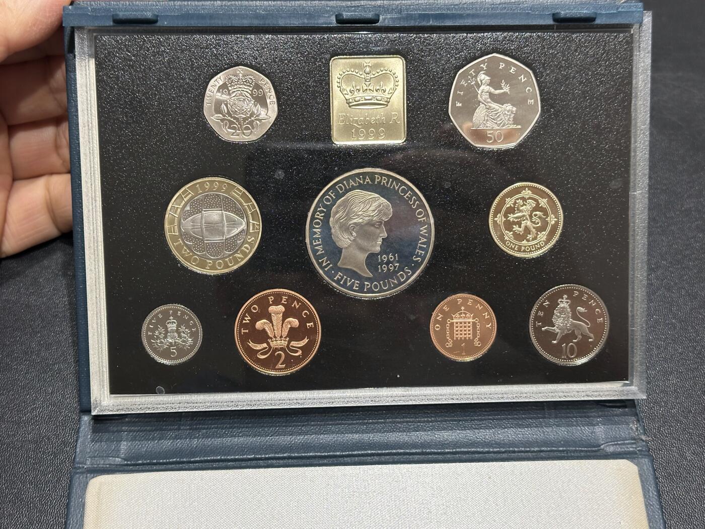 《外钞收藏家》第六百一十七期（精选场）（长期征集拍品、欢迎藏友们联系合作） 英国1999年精制硬币10枚套币1分-5镑（含5镑戴安娜王妃纪念币）