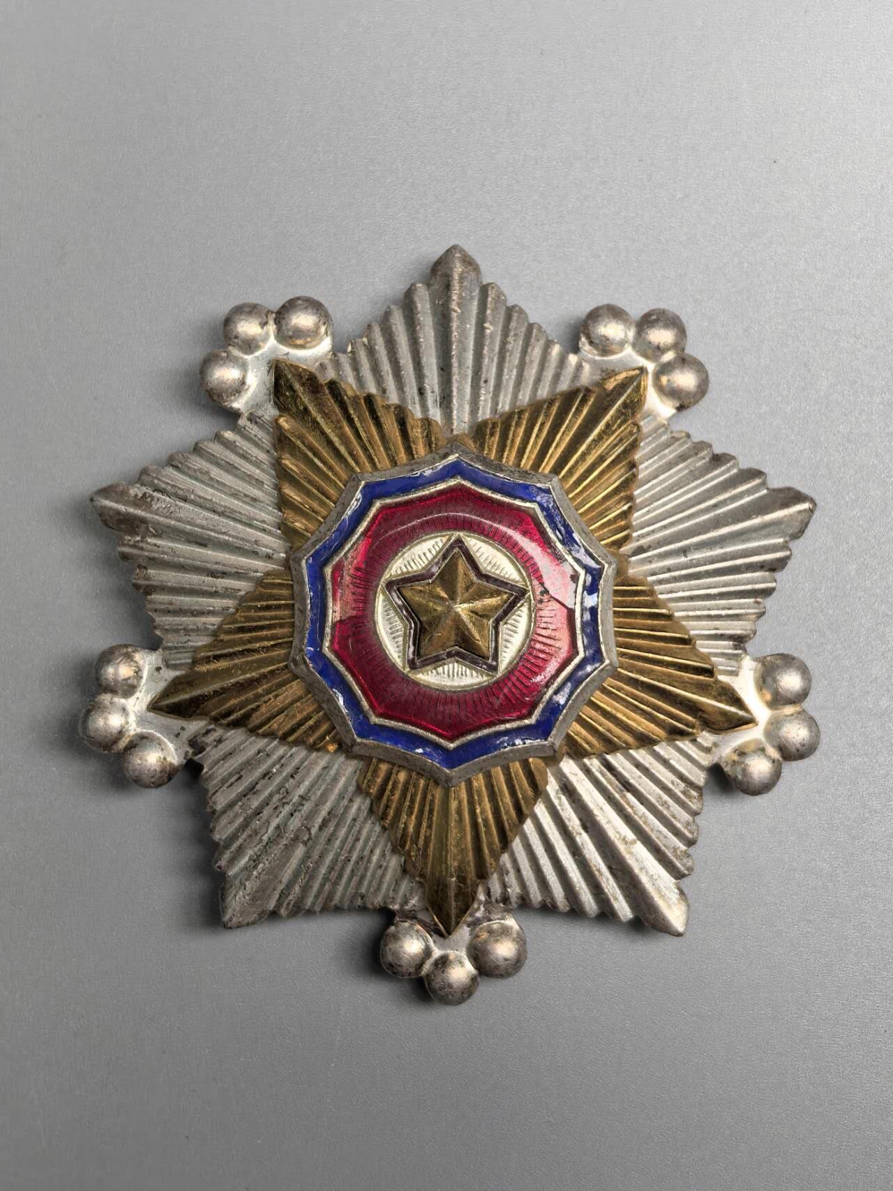 小驴勋章奖章收藏3月14日周六晚六点拍卖（珍爱和平，收藏战争，铭记历史，勿忘国耻，忠党爱国。有偿代拍，送拍规则在简介最后，参拍须阅读规则后再参拍，关系到运费包装发货时效真假辨别等关键信息，拍卖时不再发原图，看大图店主微信码在拍卖店铺介绍里） 二级国旗勋章，珐琅有损