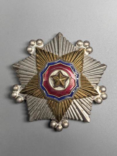 小驴勋章奖章收藏3月14日周六晚六点拍卖（珍爱和平，收藏战争，铭记历史，勿忘国耻，忠党爱国。有偿代拍，送拍规则在简介最后，参拍须阅读规则后再参拍，关系到运费包装发货时效真假辨别等关键信息，拍卖时不再发原图，看大图店主微信码在拍卖店铺介绍里） - 二级国旗勋章，珐琅有损