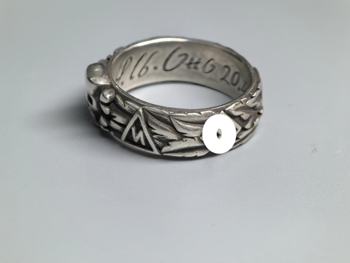 小驴勋章奖章收藏3月14日周六晚六点拍卖（珍爱和平，收藏战争，铭记历史，勿忘国耻，忠党爱国。有偿代拍，送拍规则在简介最后，参拍须阅读规则后再参拍，关系到运费包装发货时效真假辨别等关键信息，拍卖时不再发原图，看大图店主微信码在拍卖店铺介绍里） 现代工艺品 得三SS荣誉戒指，纯银材质，带现代工艺品木盒，港码20码