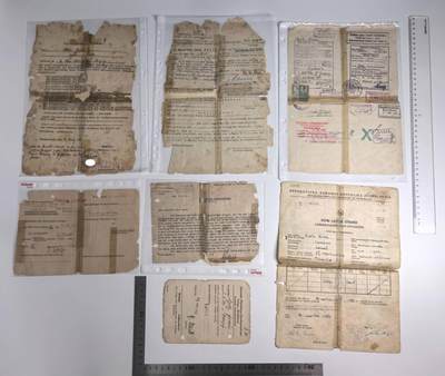 小驴勋章奖章收藏3月14日周六晚六点拍卖（珍爱和平，收藏战争，铭记历史，勿忘国耻，忠党爱国。有偿代拍，送拍规则在简介最后，参拍须阅读规则后再参拍，关系到运费包装发货时效真假辨别等关键信息，拍卖时不再发原图，看大图店主微信码在拍卖店铺介绍里） - 战俘营释放证明，通行证等一组证件（送拍方表示为突破封锁奖章相关我机翻没翻译太明白）