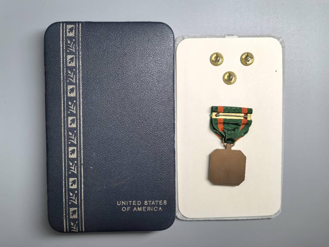 小驴勋章奖章收藏3月14日周六晚六点拍卖（珍爱和平，收藏战争，铭记历史，勿忘国耻，忠党爱国。有偿代拍，送拍规则在简介最后，参拍须阅读规则后再参拍，关系到运费包装发货时效真假辨别等关键信息，拍卖时不再发原图，看大图店主微信码在拍卖店铺介绍里） 美国海军功绩奖章，铜质带盒带略带珐琅略