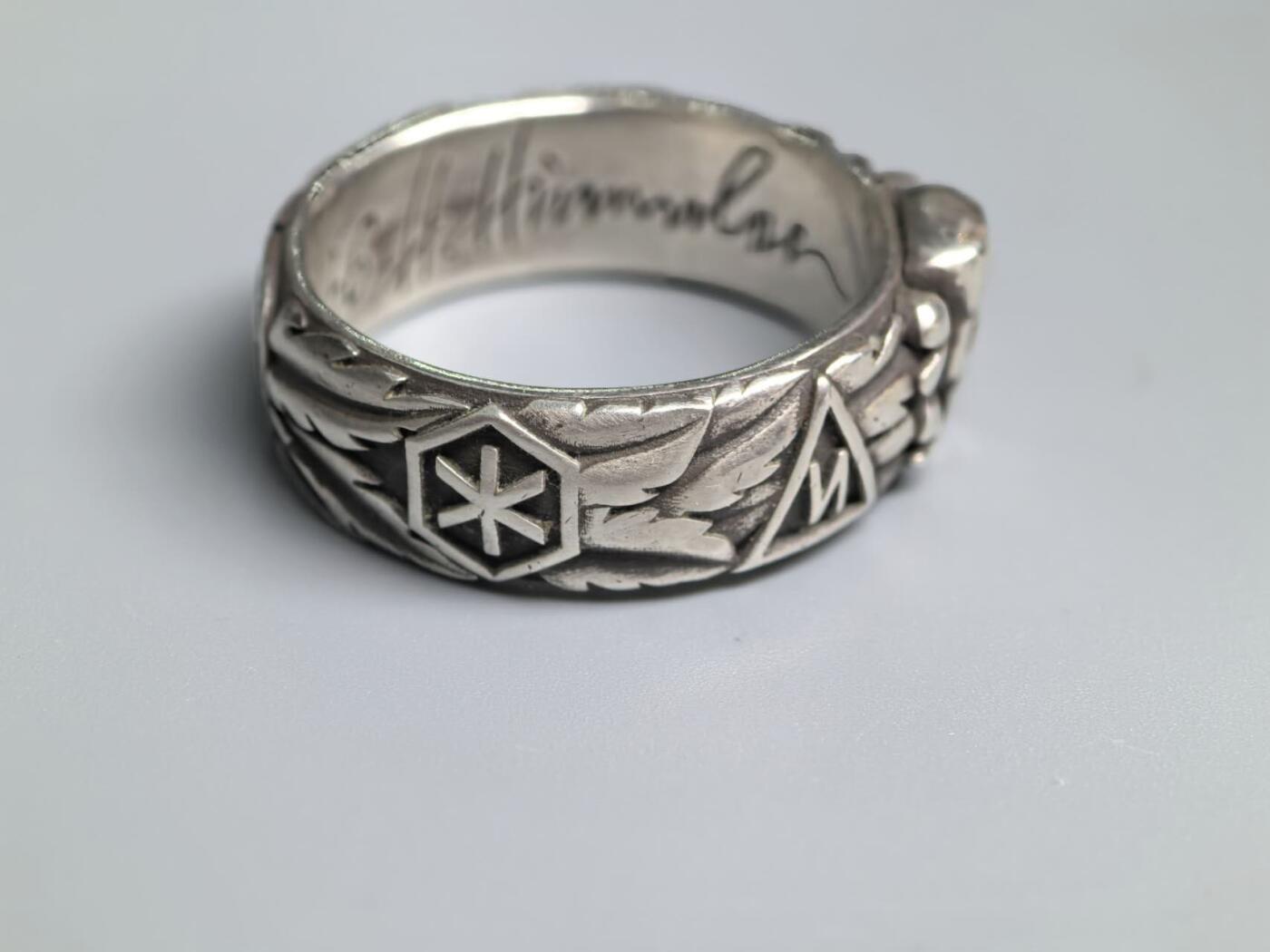 小驴勋章奖章收藏3月14日周六晚六点拍卖（珍爱和平，收藏战争，铭记历史，勿忘国耻，忠党爱国。有偿代拍，送拍规则在简介最后，参拍须阅读规则后再参拍，关系到运费包装发货时效真假辨别等关键信息，拍卖时不再发原图，看大图店主微信码在拍卖店铺介绍里） 现代工艺品 得三SS荣誉戒指，纯银材质，带现代工艺品木盒，港码20码