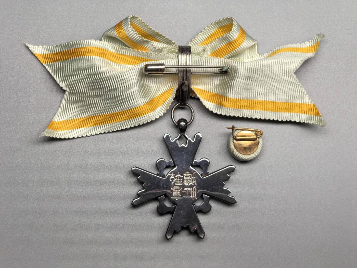 小驴勋章奖章收藏3月14日周六晚六点拍卖（珍爱和平，收藏战争，铭记历史，勿忘国耻，忠党爱国。有偿代拍，送拍规则在简介最后，参拍须阅读规则后再参拍，关系到运费包装发货时效真假辨别等关键信息，拍卖时不再发原图，看大图店主微信码在拍卖店铺介绍里） 勋六等瑞宝章，原盒原略，女版