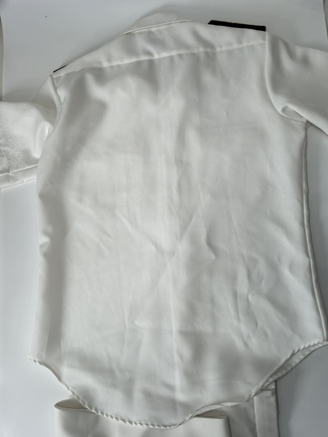 小驴勋章奖章收藏3月14日周六晚六点拍卖（珍爱和平，收藏战争，铭记历史，勿忘国耻，忠党爱国。有偿代拍，送拍规则在简介最后，参拍须阅读规则后再参拍，关系到运费包装发货时效真假辨别等关键信息，拍卖时不再发原图，看大图店主微信码在拍卖店铺介绍里） 原品美国海军上校夏季短袖白甲一套，包含短袖、裤子、腰带、肩章，手工测量数据：肩宽46.5cm，袖长25cm，衣长80cm，胸围110cm，裤长102cm，腰围89cm，腰带94cm，胸前针眼表明原主人获勋颇丰。