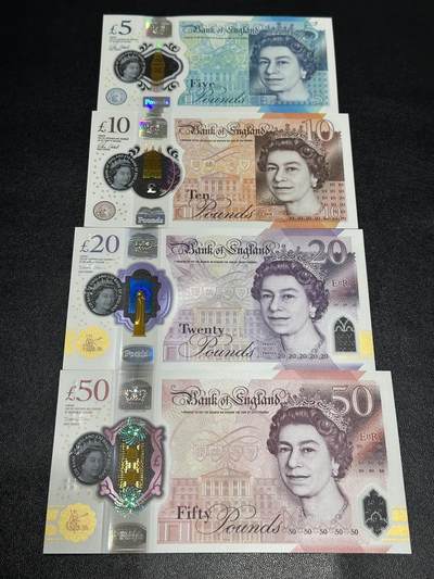 《外钞收藏家》第六百一十七期（精选场）（长期征集拍品、欢迎藏友们联系合作） - 英国女王版塑料钞5-50镑 4张一起 全新UNC