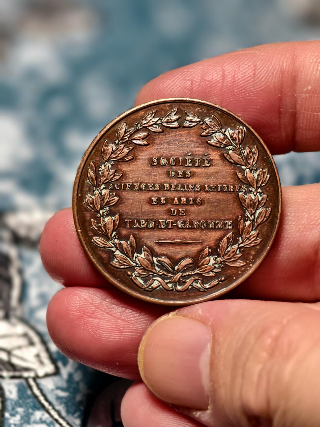 抚柳草堂-第十六期章牌钱币  奖章勋章限时免佣 满百包邮 放漏专场 19世纪法国塔尔纳-加龙省文理与艺术学会纪念铜章 15.6克 33.5mm 早期蜜蜂边铭