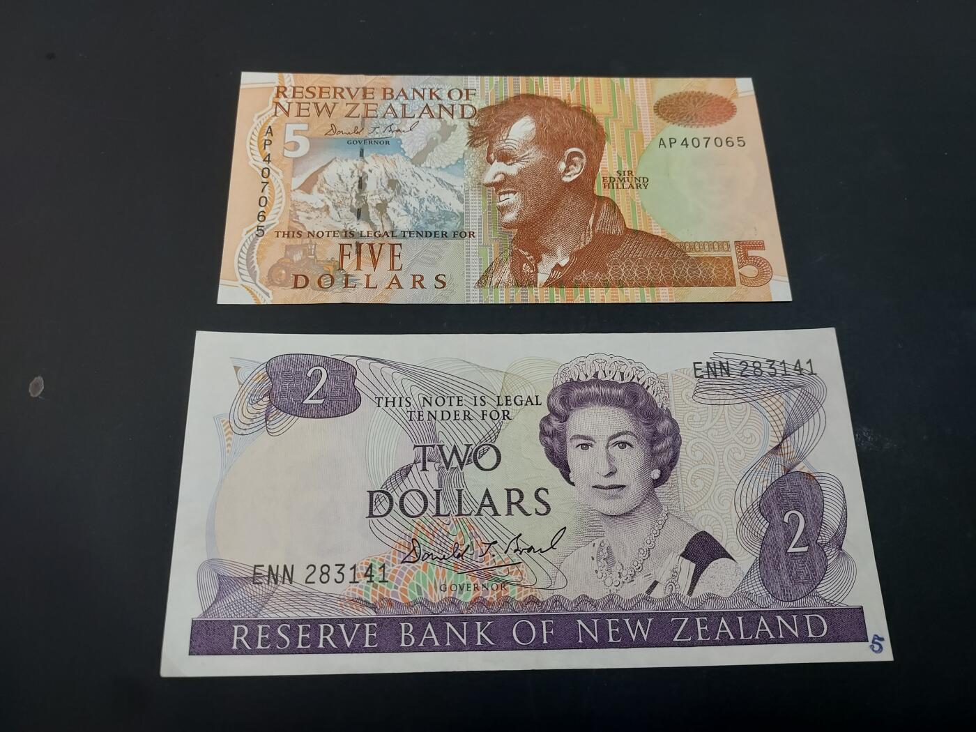 博彦收藏  AM 3月21日 8点钱币专场 全场包邮 新西兰 女皇2元（8品，右下角有5字印章）、5元（85品）