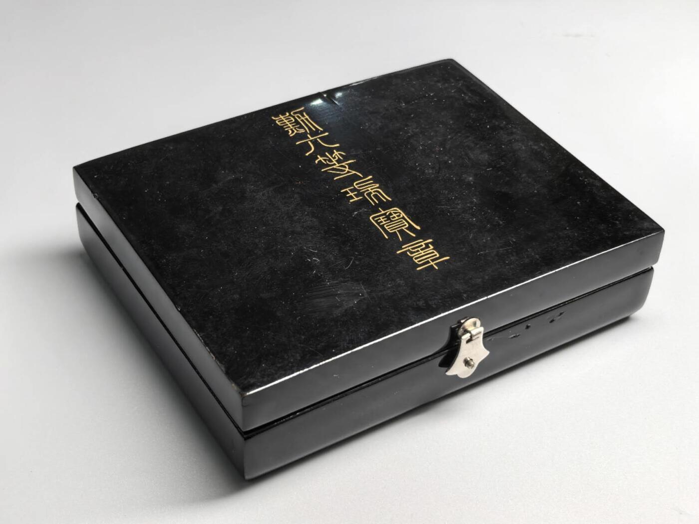 小驴勋章奖章收藏3月14日周六晚六点拍卖（珍爱和平，收藏战争，铭记历史，勿忘国耻，忠党爱国。有偿代拍，送拍规则在简介最后，参拍须阅读规则后再参拍，关系到运费包装发货时效真假辨别等关键信息，拍卖时不再发原图，看大图店主微信码在拍卖店铺介绍里） 勋六等瑞宝章，原盒原略，女版