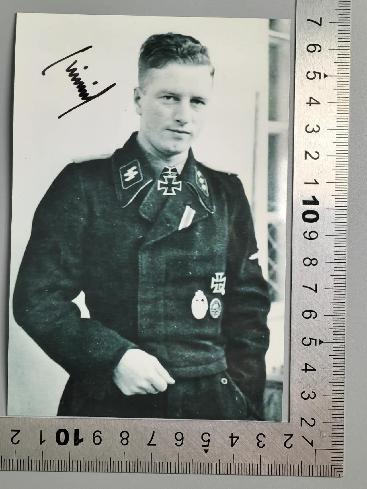 小驴勋章奖章收藏3月14日周六晚六点拍卖（珍爱和平，收藏战争，铭记历史，勿忘国耻，忠党爱国。有偿代拍，送拍规则在简介最后，参拍须阅读规则后再参拍，关系到运费包装发货时效真假辨别等关键信息，拍卖时不再发原图，看大图店主微信码在拍卖店铺介绍里） SS下级突击队中队长（相当于少尉）战后签名照，签名请自辨真假