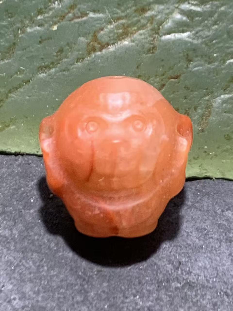 精美亚光川料南红玛瑙雕刻不听猴珠子一个，