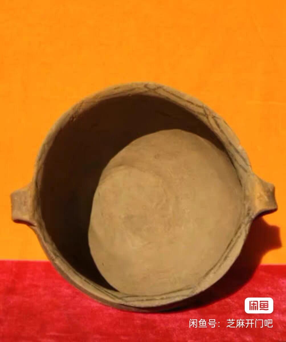 马家窑马厂彩陶罐 马家窑彩陶双耳钵 距今4000年经典红泥网格纹 年代:新石器 该钵属马家窑马厂鸳鸯池类型。特殊物品售出不退。 红黑两彩彩质浓而均匀，既不发亮也不黯淡。胎质干净微微发黄。高11囗径18底10重843克