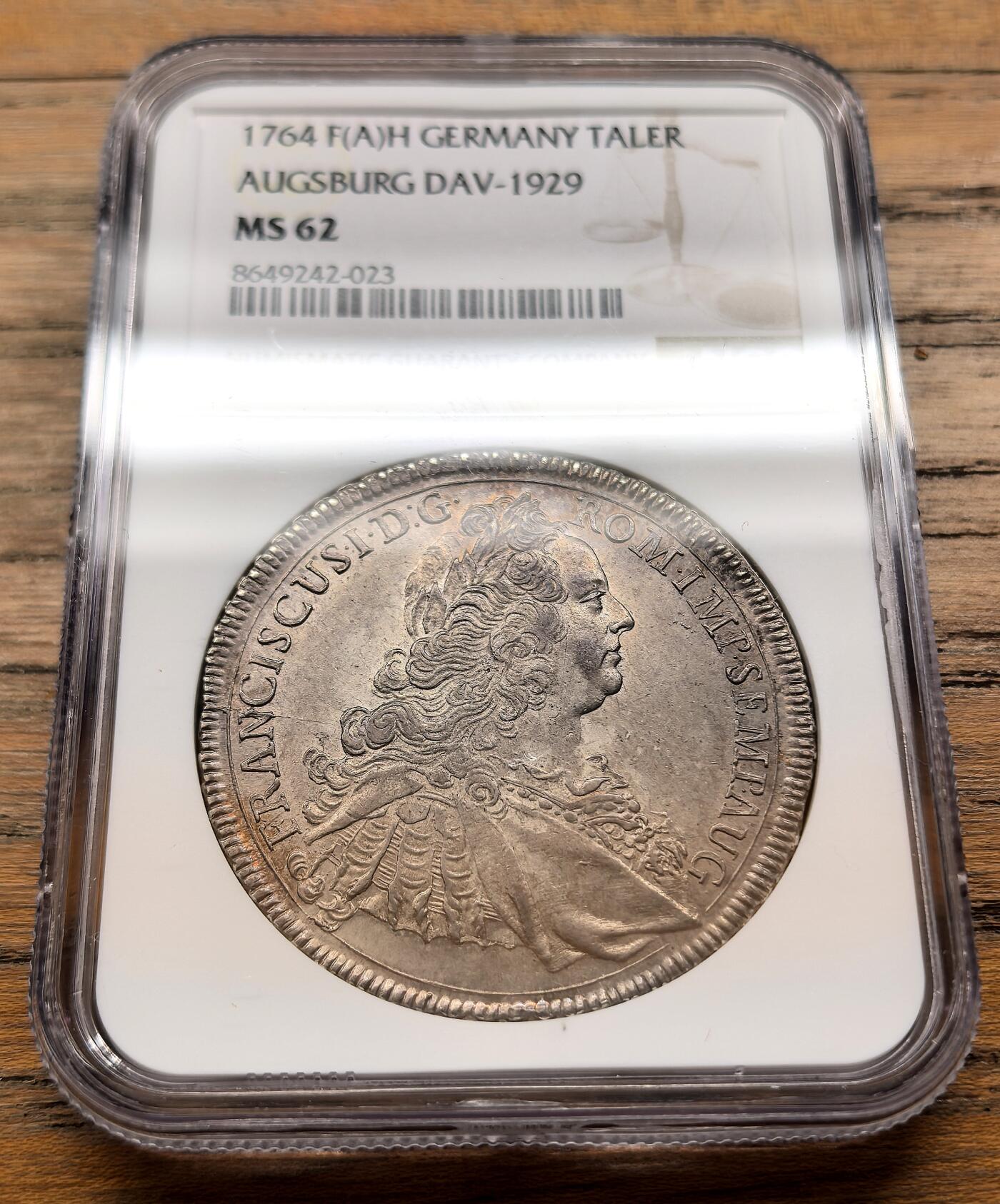 凡希社世界钱币微拍第三百二十一期 荐！1764神罗奥格斯堡弗朗茨一世戎装像泰勒大银NGC-MS62，1764年F(A)H版为奥格斯堡泰勒银币的末期发行版，弗朗茨一世次年去世，该币成为其在位时期的收官币种，铸造量远少于前期版本，也是神罗晚期钱币的代表性藏品。实物通体呈淡紫金彩，质感光泽美不胜收。（视频参考）