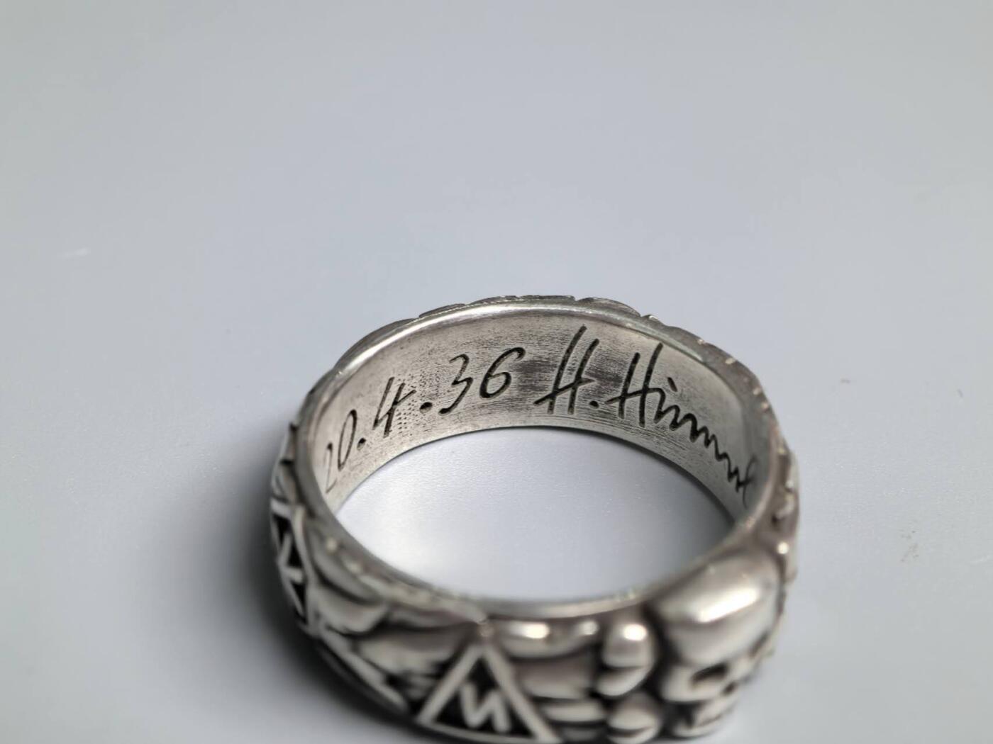 小驴勋章奖章收藏3月14日周六晚六点拍卖（珍爱和平，收藏战争，铭记历史，勿忘国耻，忠党爱国。有偿代拍，送拍规则在简介最后，参拍须阅读规则后再参拍，关系到运费包装发货时效真假辨别等关键信息，拍卖时不再发原图，看大图店主微信码在拍卖店铺介绍里） 现代工艺品 得三SS荣誉戒指，纯银材质，带现代工艺品木盒，港码20码