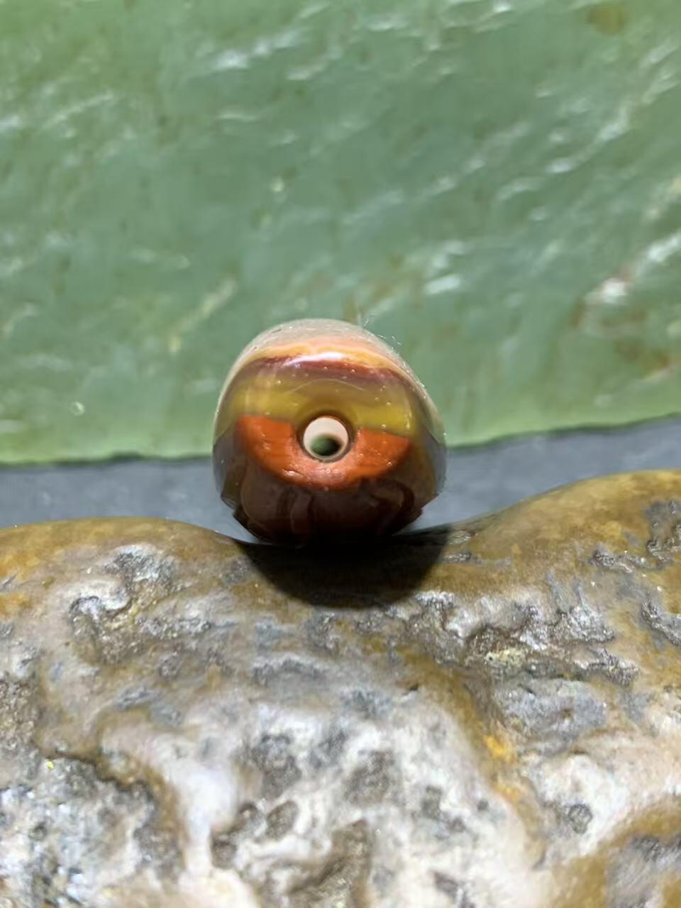 精美冰飘亚光战国红玛瑙手工俏色巧雕武财神忠义关二爷随形桶珠一颗