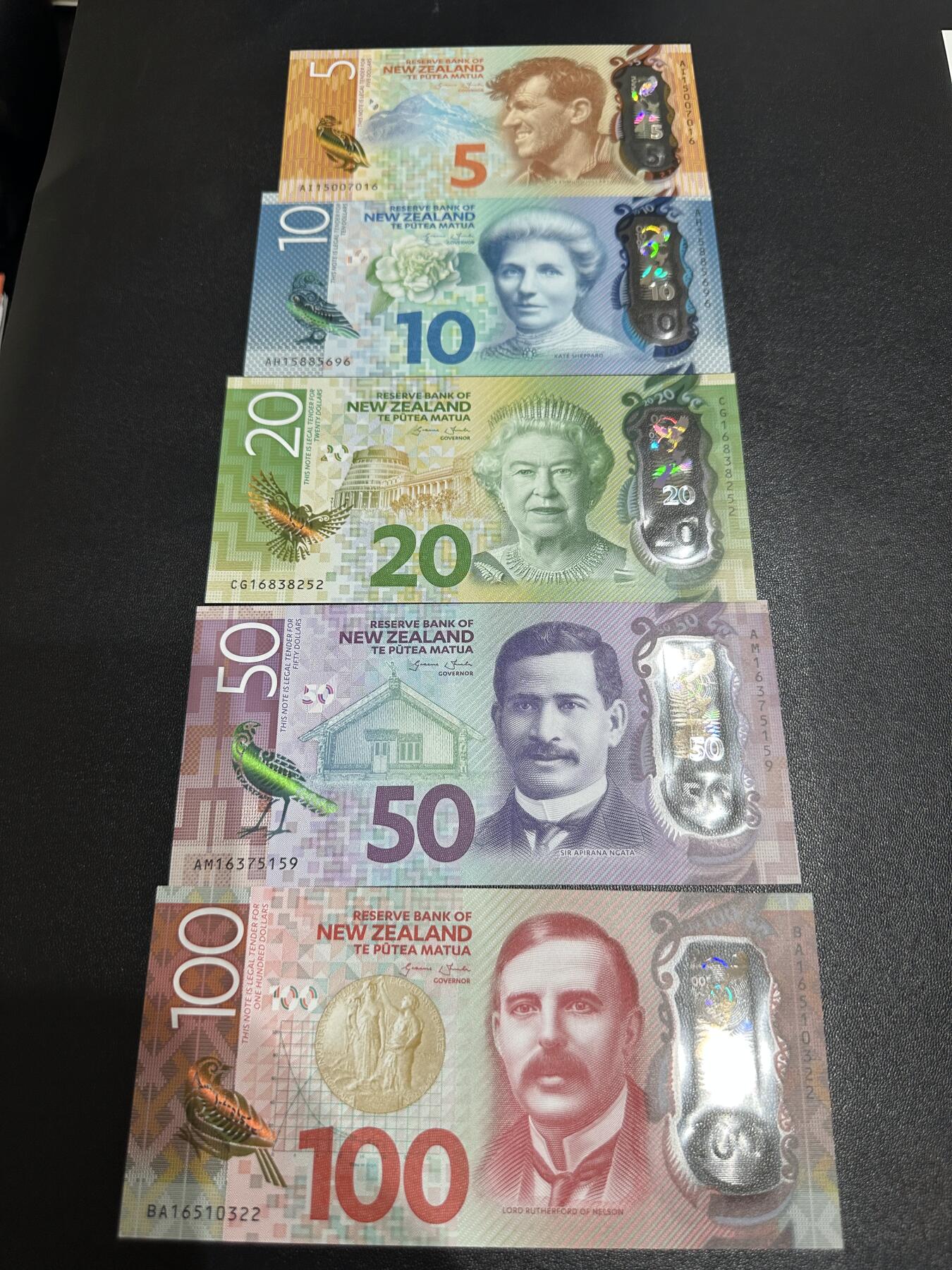 《外钞收藏家》第六百一十七期（精选场）（长期征集拍品、欢迎藏友们联系合作） 新西兰最新版塑料钞5-100元 5张一起 全新UNC