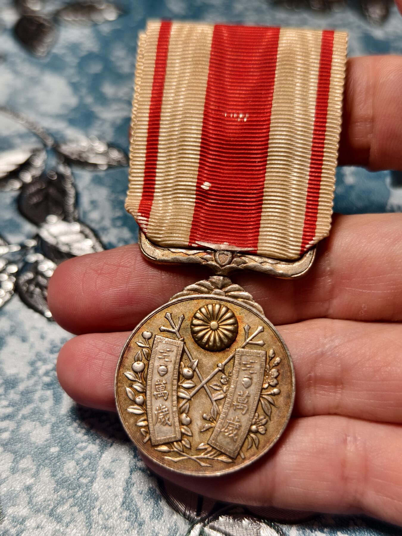 抚柳草堂-第十六期章牌钱币  奖章勋章限时免佣 满百包邮 放漏专场 1915大正大礼纪念章 银质菊纹镀金 重19.7g 金彩包浆非常漂亮 历史原品