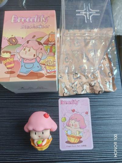 正版盲盒专场 - 宝可莉Brocolily吃货系列（Snacketeer）盲盒 中的「水果挞（Fresh Fruit Tart）」款手办。 ---- 品牌与系列：由梵思奇（Fancy Kiddo）出品的「Brocolily吃货系列」盲盒，是该品牌首款潮玩产品，2021年12月正式发售。