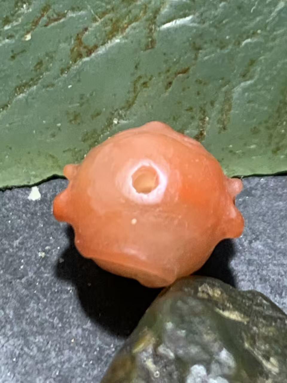 精美亚光川料南红玛瑙雕刻不听猴珠子一个，