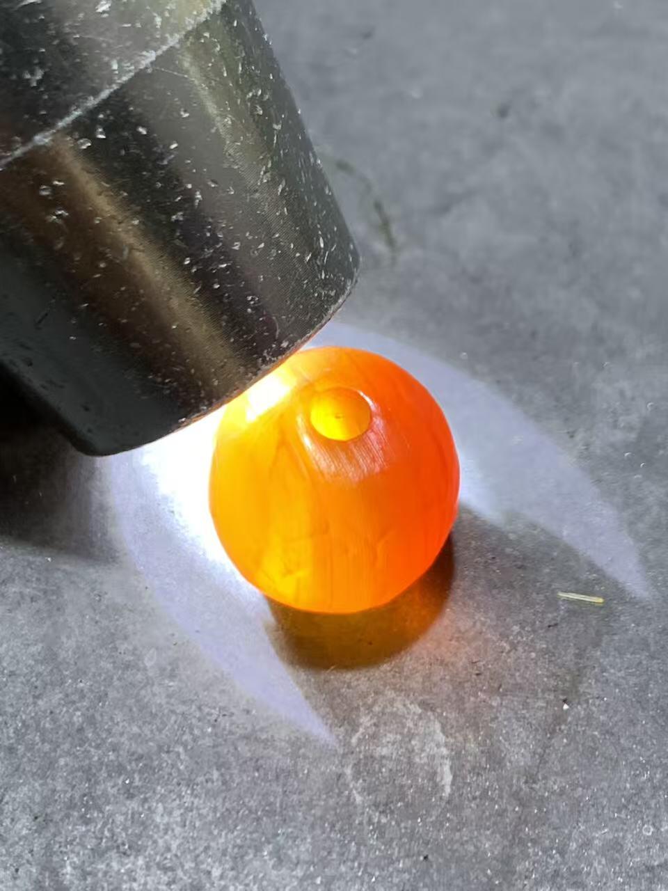 高玉化风化纹酒红玛瑙随形桶珠一颗，