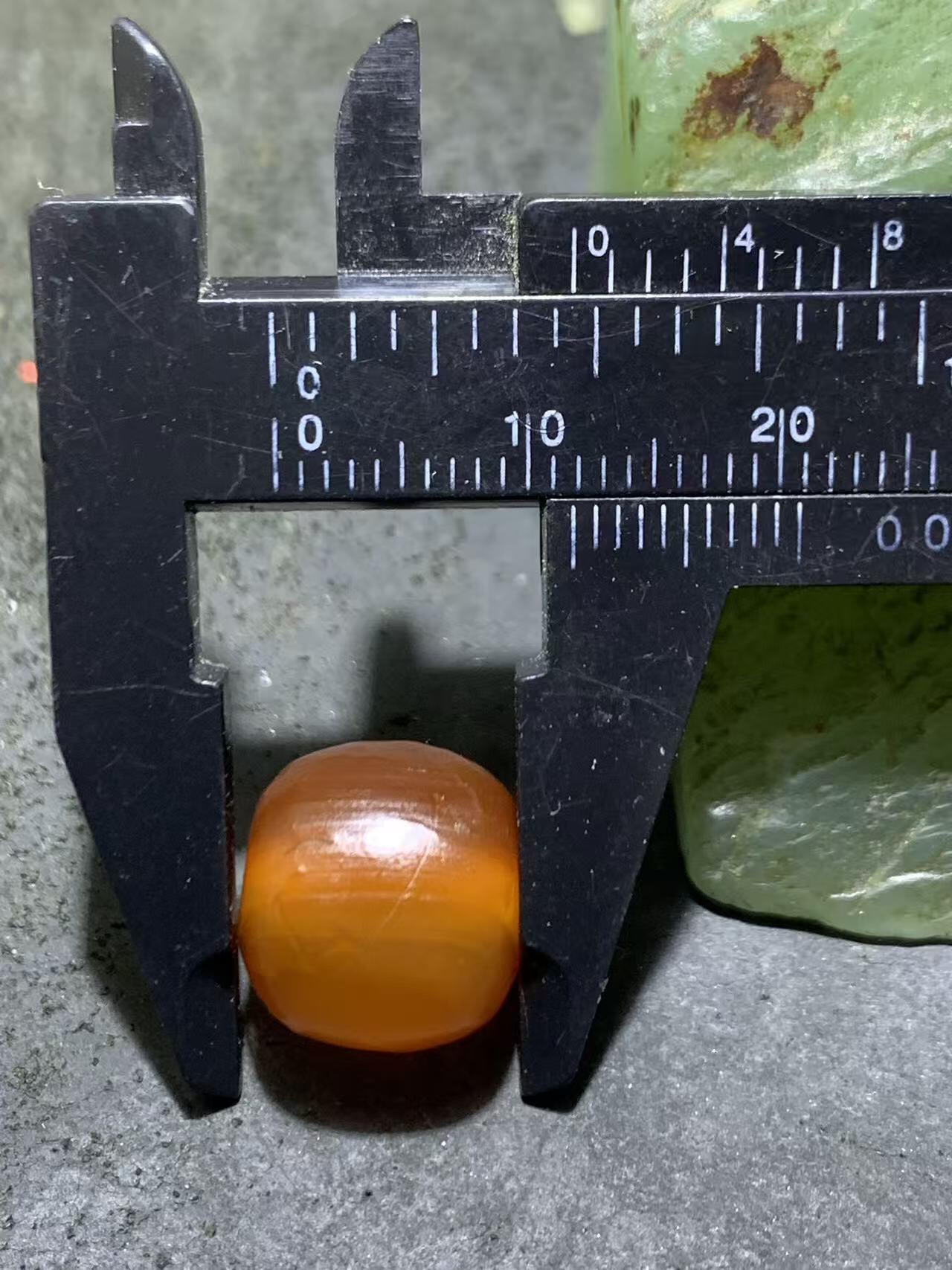 高玉化风化纹酒红玛瑙随形桶珠一颗，