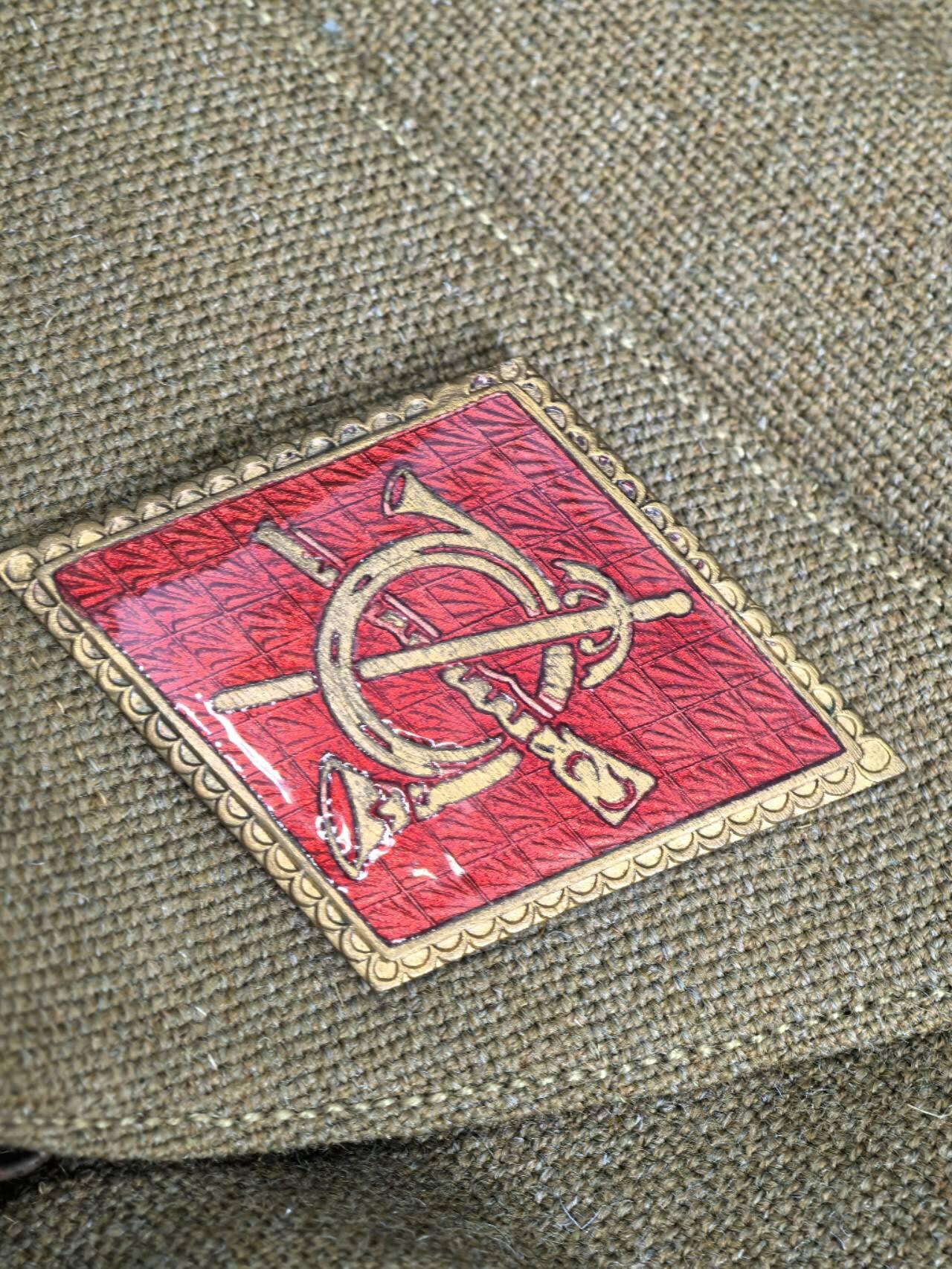 小驴勋章奖章收藏3月14日周六晚六点拍卖（珍爱和平，收藏战争，铭记历史，勿忘国耻，忠党爱国。有偿代拍，送拍规则在简介最后，参拍须阅读规则后再参拍，关系到运费包装发货时效真假辨别等关键信息，拍卖时不再发原图，看大图店主微信码在拍卖店铺介绍里） 西班牙m1943条例少尉军装一套，左胸俩奖章为复刻，右胸徽章和臂章为战后