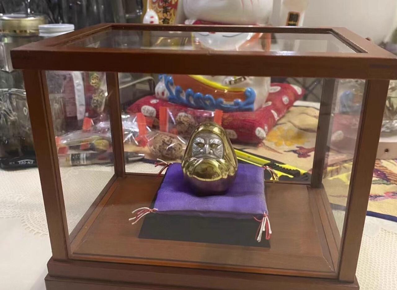 日日生财—银币珍藏专场 日本回流纯银达摩摆件，带实木玻璃防尘罩