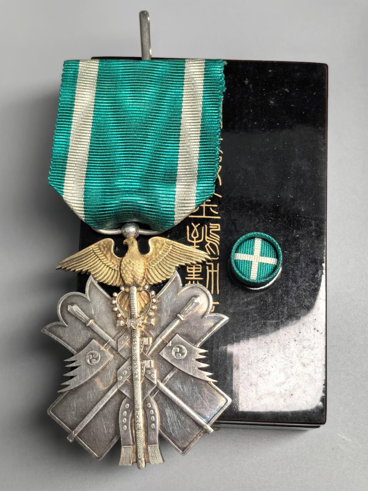 小驴勋章奖章收藏3月14日周六晚六点拍卖（珍爱和平，收藏战争，铭记历史，勿忘国耻，忠党爱国。有偿代拍，送拍规则在简介最后，参拍须阅读规则后再参拍，关系到运费包装发货时效真假辨别等关键信息，拍卖时不再发原图，看大图店主微信码在拍卖店铺介绍里） 功七级金勋章，原盒原略，银质部分镀金