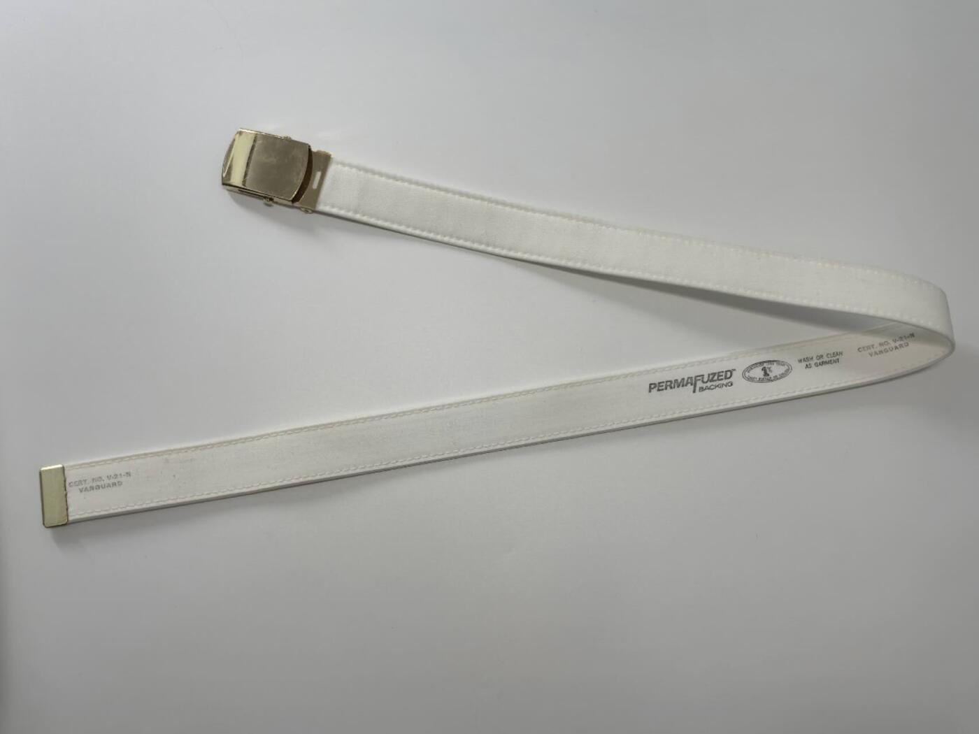 小驴勋章奖章收藏3月14日周六晚六点拍卖（珍爱和平，收藏战争，铭记历史，勿忘国耻，忠党爱国。有偿代拍，送拍规则在简介最后，参拍须阅读规则后再参拍，关系到运费包装发货时效真假辨别等关键信息，拍卖时不再发原图，看大图店主微信码在拍卖店铺介绍里） 原品美国海军上校夏季短袖白甲一套，包含短袖、裤子、腰带、肩章，手工测量数据：肩宽46.5cm，袖长25cm，衣长80cm，胸围110cm，裤长102cm，腰围89cm，腰带94cm，胸前针眼表明原主人获勋颇丰。